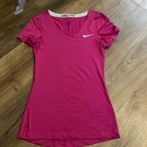 WOMEN’S NIKE PRO T-SHIRT